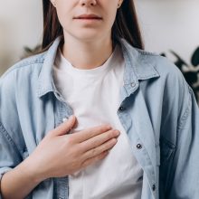 喉の違和感を解消したい方へ！気になる食道の詰まり感を解説します。