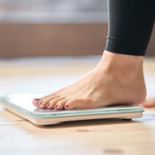 大腸がんになるとどのくらい体重減少するの？初期症状や原因について解説