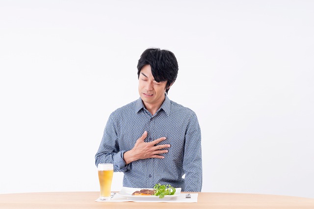 胃もたれで吐き気が起こる原因は？治療法や注意点などを解説